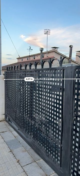 Puerta corredera/batiente y de entrada.
+Motores(2