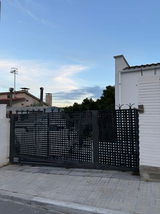 Puerta corredera/batiente y de entrada.
+Motores(2