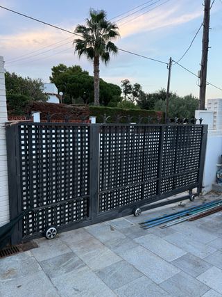 Puerta corredera/batiente y de entrada.
+Motores(2