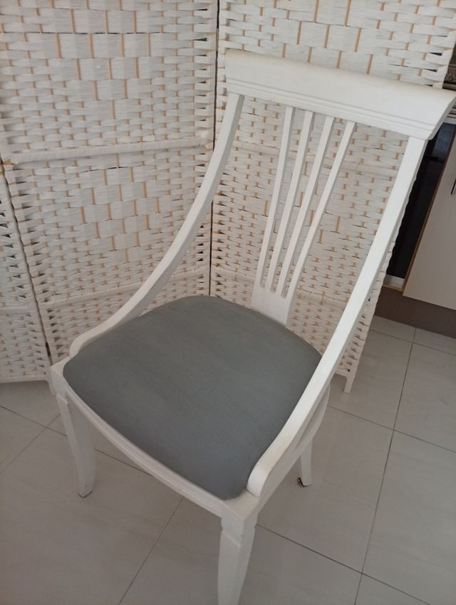 Mesa de comedor redonda y sillas