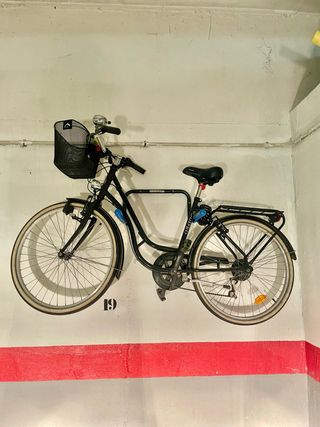 Bicicleta Vintage Negra con Cesta