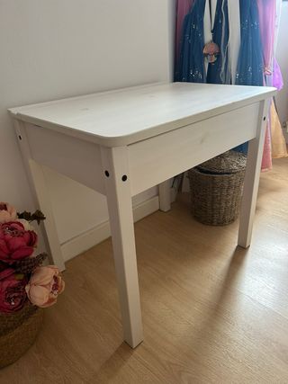 Mesa pupitre madera niños con cajonera de Ikea.