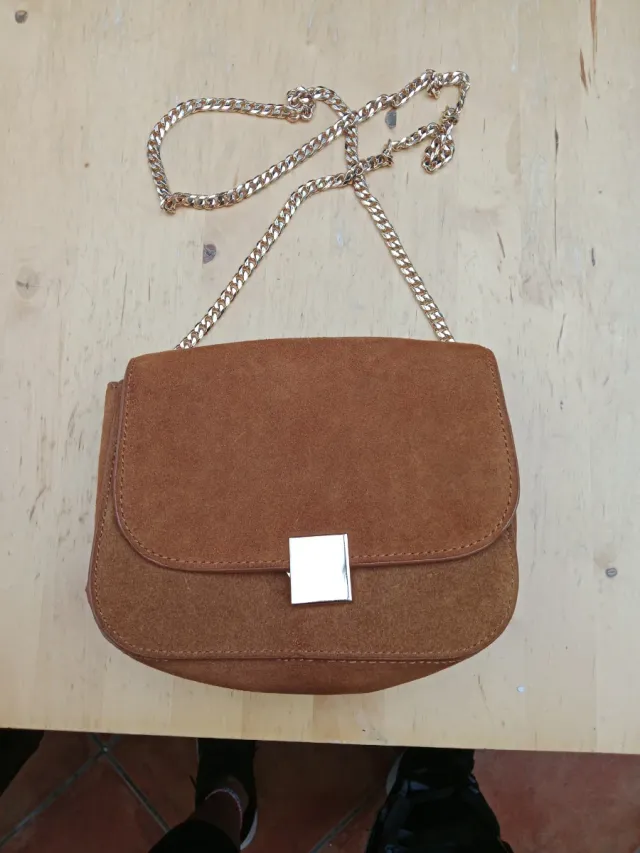 Bolso marrón con cadena dorada
