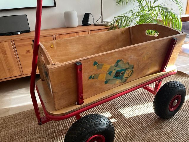 Carro de madera para jardin y playa para ninos