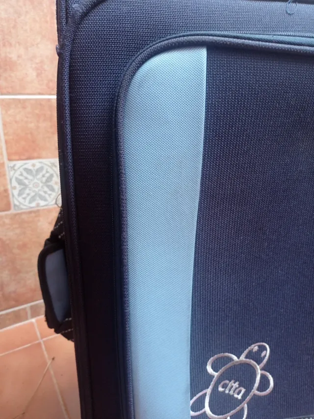 Maleta de viaje azul y verde