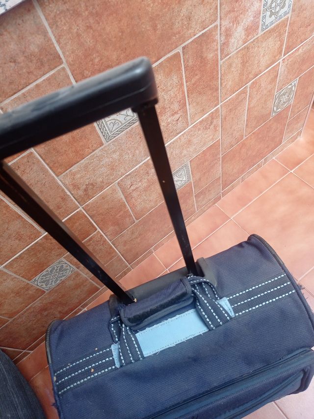 Maleta de viaje azul y verde