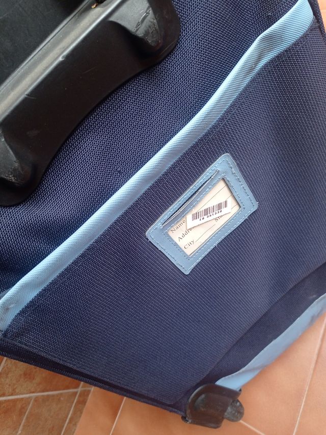 Maleta de viaje azul y verde