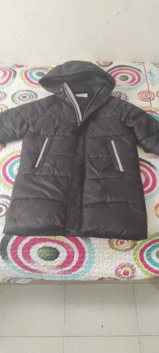 Chaquetón largo negro de Zara con capucha