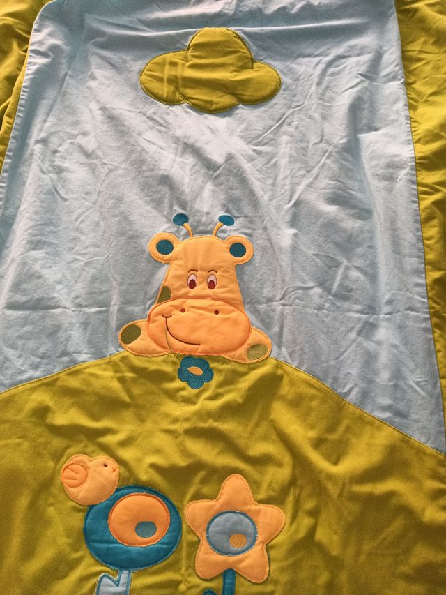 Edredón cuna jirafa y flores