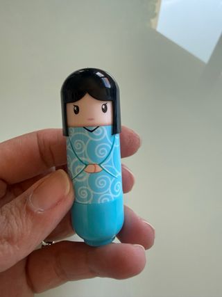 Labial Muñequita Kokeshi Azul y Rosa