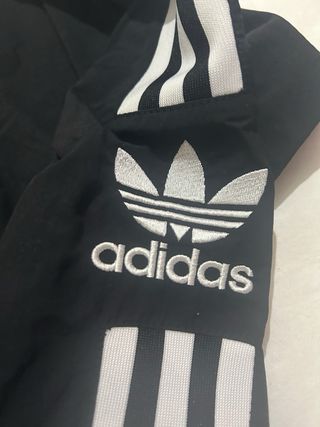 Chaqueta Adidas chica negra
da más talla de la 34 