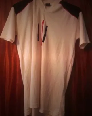 Camiseta deportiva blanca y negra