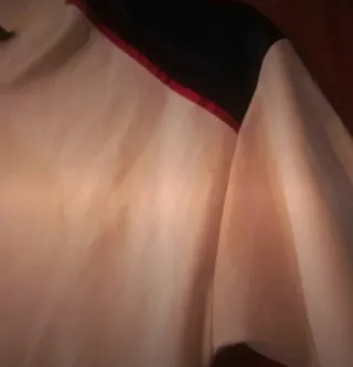 Camiseta deportiva blanca y negra