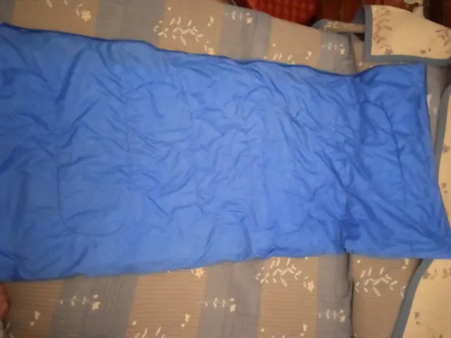 Saco de dormir azul y claro
