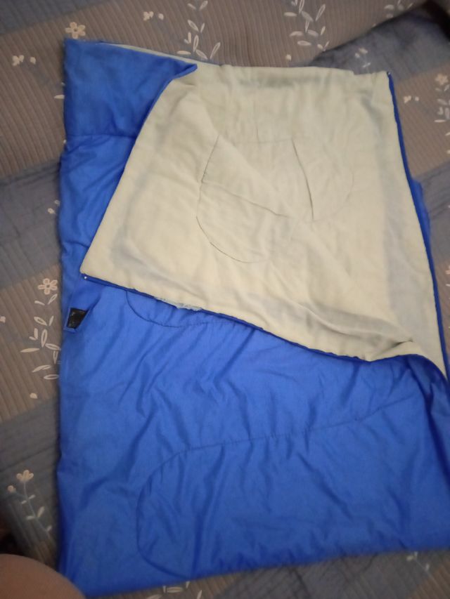 Saco de dormir azul y claro