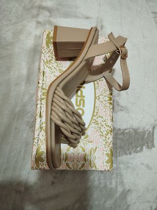 Sandalias DOSPÍES tacón beige