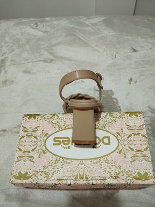 Sandalias DOSPÍES tacón beige