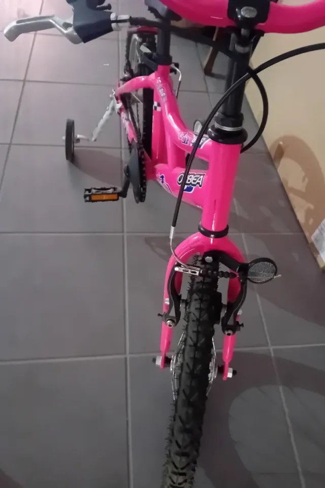 Bicicleta Orbea rosa con ruedines. 16 pulgadas.