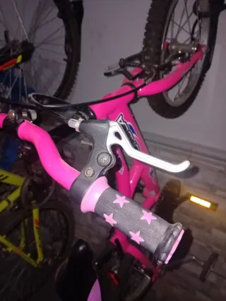 Bicicleta Orbea rosa con ruedines. 16 pulgadas.