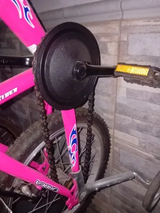 Bicicleta Orbea rosa con ruedines. 16 pulgadas.