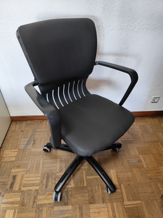 Silla de oficina reclinable con ruedas como nueva