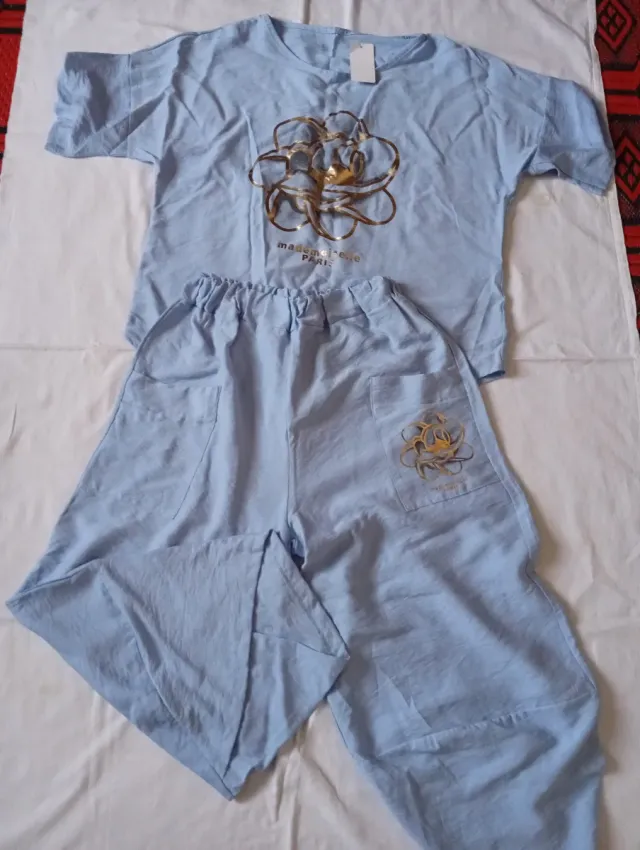 Conjunto de pantalón y camiseta azul