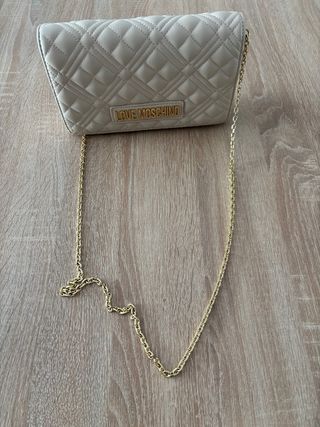 Bolso Love Moschino acolchado dorado