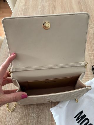 Bolso Love Moschino acolchado dorado