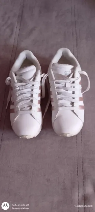 Zapatillas Adidas Blancas y Doradas Niña