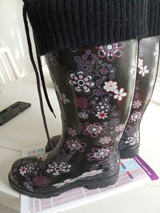 Botas de agua negras con flores