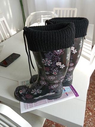 Botas de agua negras con flores