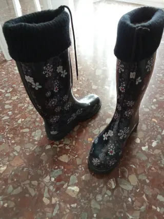 Botas de agua negras con flores