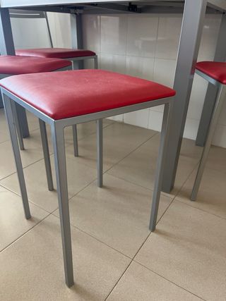 Mesa cocina extensible 2 sillas y 2taburetes rojos