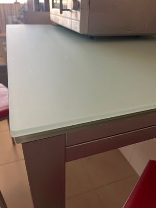 Mesa cocina extensible 2 sillas y 2taburetes rojos