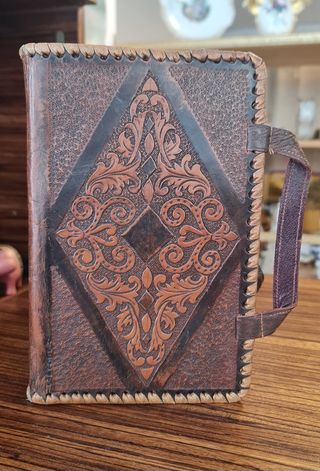 Funda de Libro/Cartas Cuero Tallado
