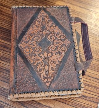 Funda de Libro/Cartas Cuero Tallado