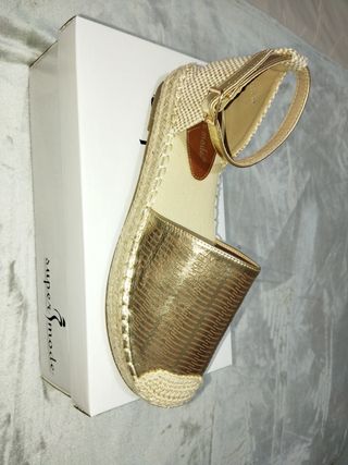 Sandalias Supermode Beige y Doradas