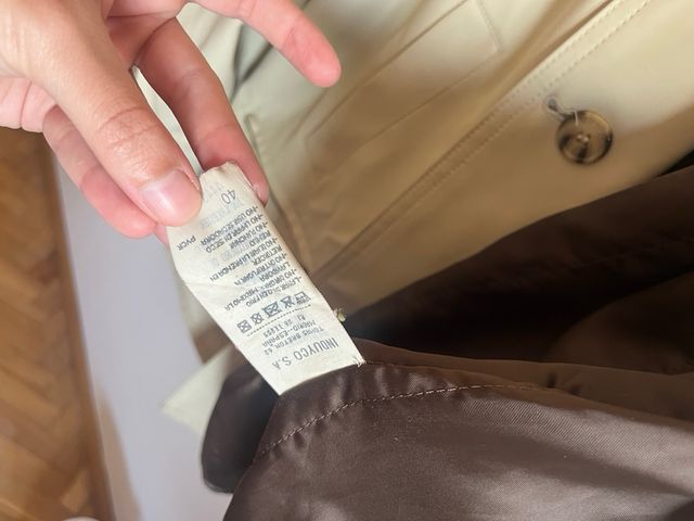 Gabardina corta beige con pelo