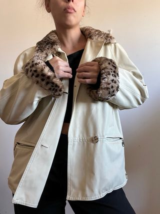 Gabardina corta beige con pelo