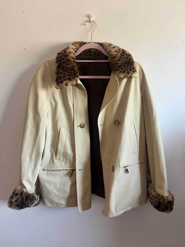 Gabardina corta beige con pelo