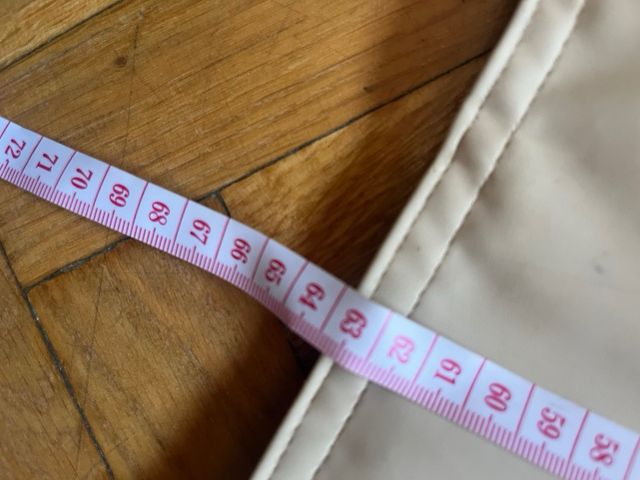 Gabardina corta beige con pelo