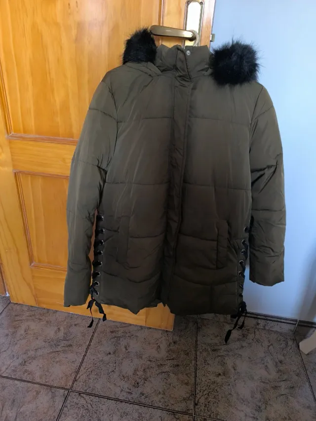 Abrigo Lefties verde militar con cordones laterale