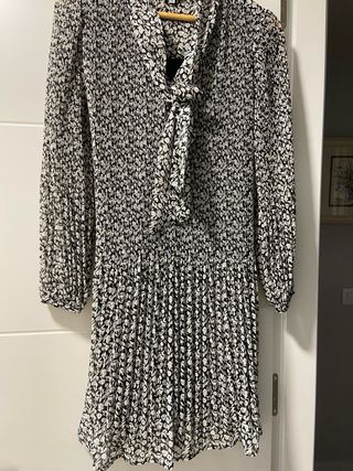 Vestido plisado floral blanco y negro