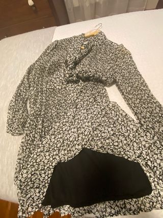 Vestido plisado floral blanco y negro