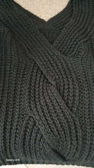 Maglioncino nero con trecce
