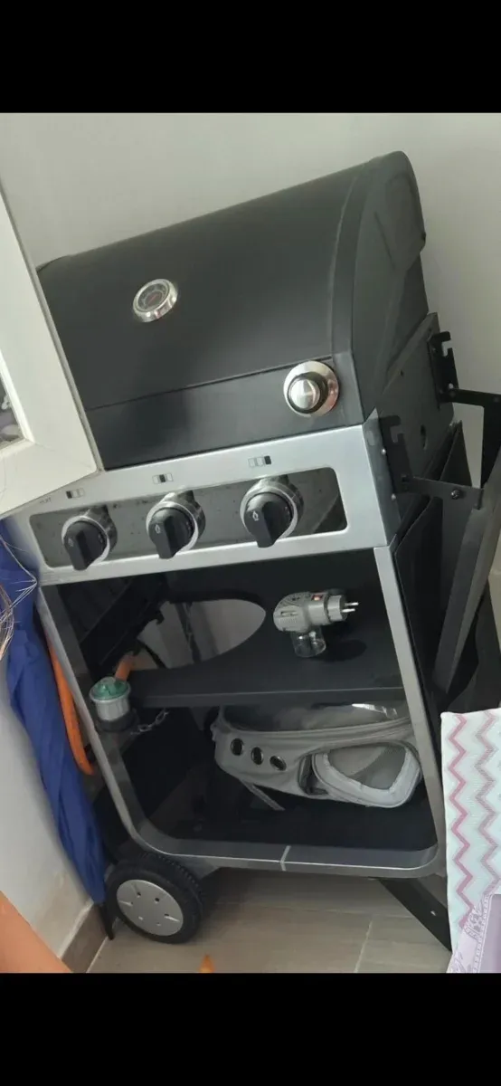 Barbacoa de gas negra y plateada