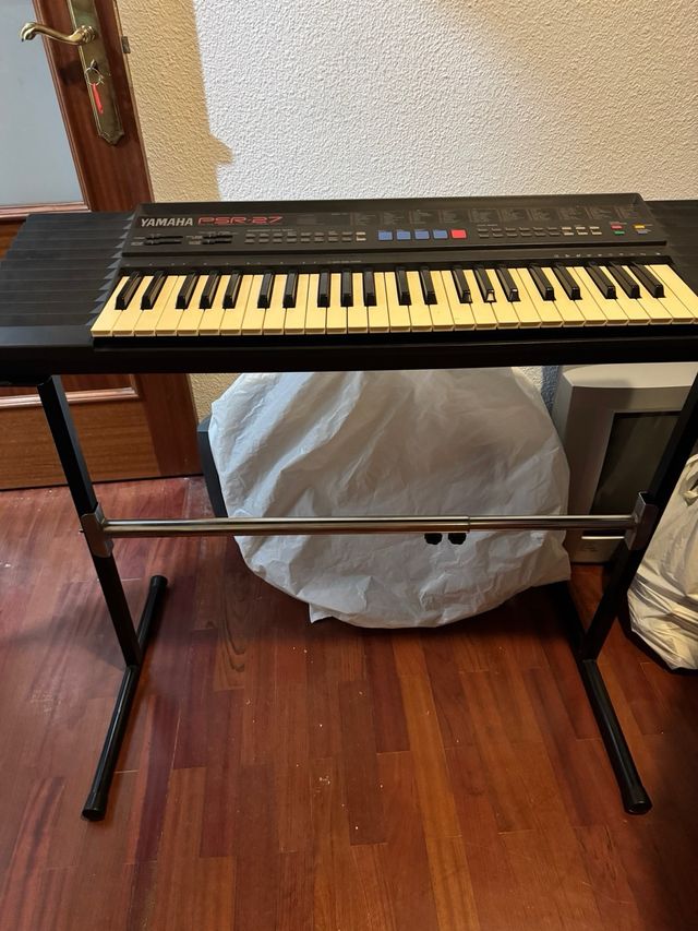 Teclado Yamaha PSR-27 con soporte