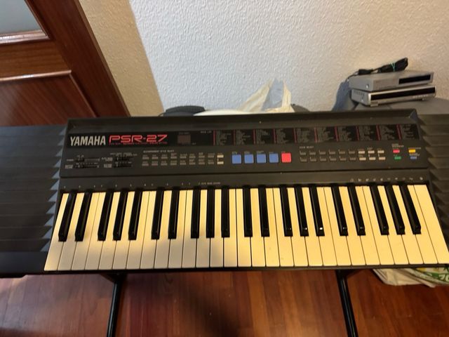 Teclado Yamaha PSR-27 con soporte