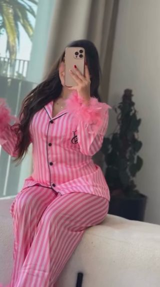 Pijama rosa a rayas con plumas