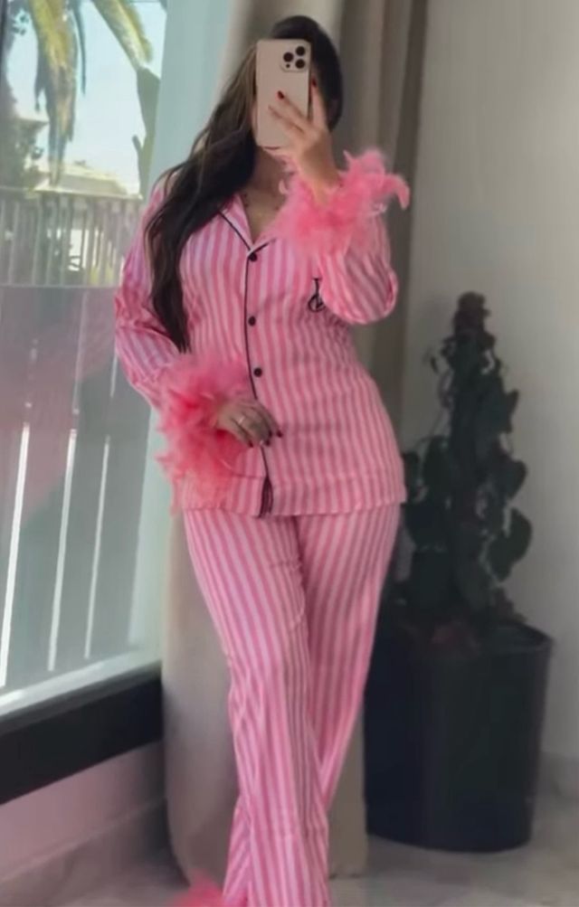 Pijama rosa a rayas con plumas